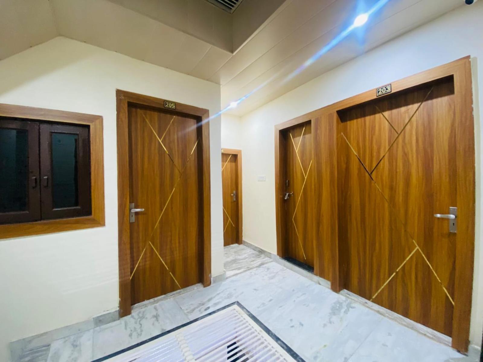The Raman Palace- A Budget Hotel 마투라 외부 사진